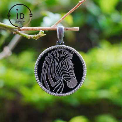 Wildtier-Zebra-Totem-Halskette | Handgefertigtes Reliefmedaillon aus 925er Sterlingsilber | Schwarz-weißer minimalistischer Unisex-Anhänger | Doppelseitiges Design