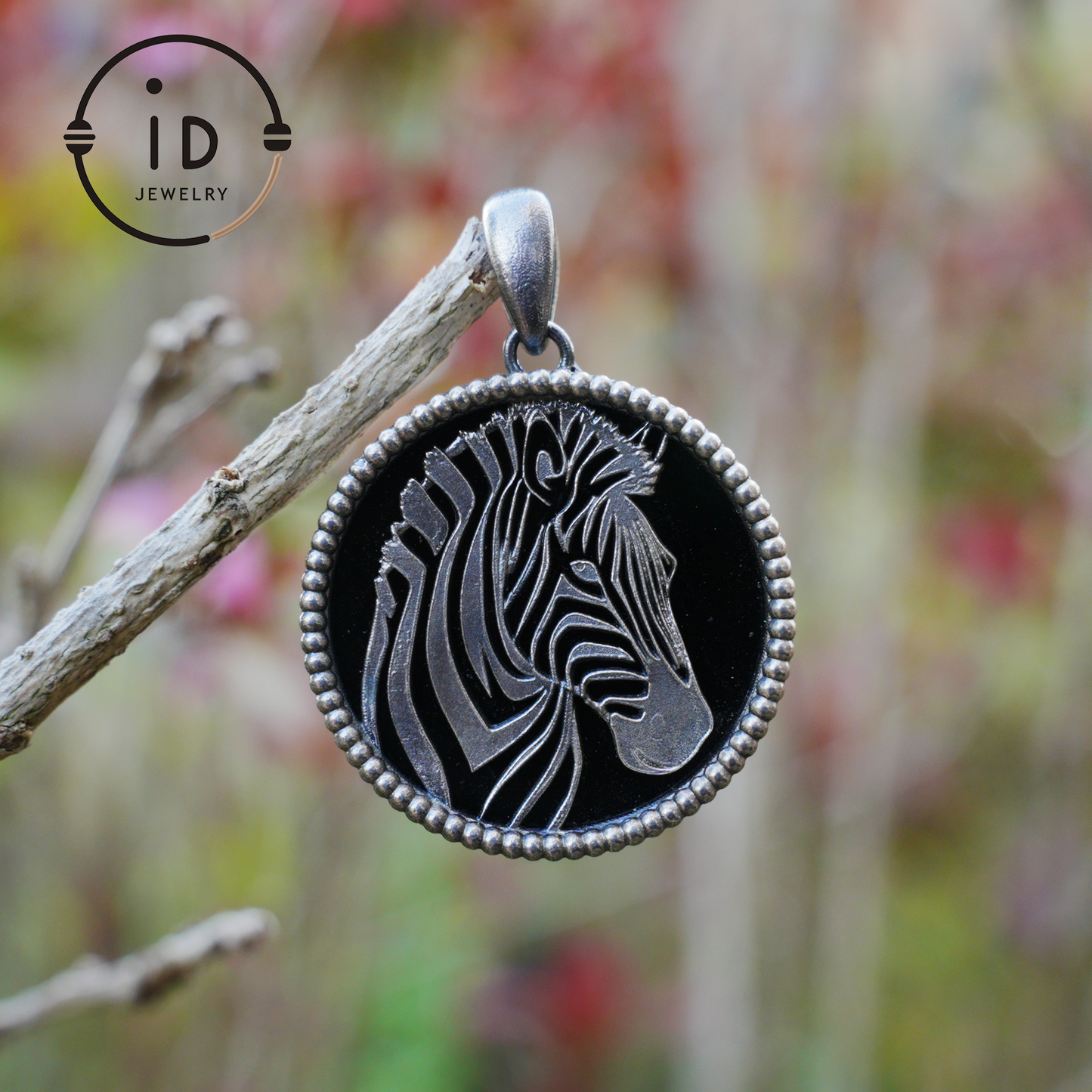 Wildtier-Zebra-Totem-Halskette | Handgefertigtes Reliefmedaillon aus 925er Sterlingsilber | Schwarz-weißer minimalistischer Unisex-Anhänger | Doppelseitiges Design