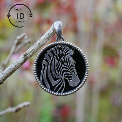 Wildtier-Zebra-Totem-Halskette | Handgefertigtes Reliefmedaillon aus 925er Sterlingsilber | Schwarz-weißer minimalistischer Unisex-Anhänger | Doppelseitiges Design
