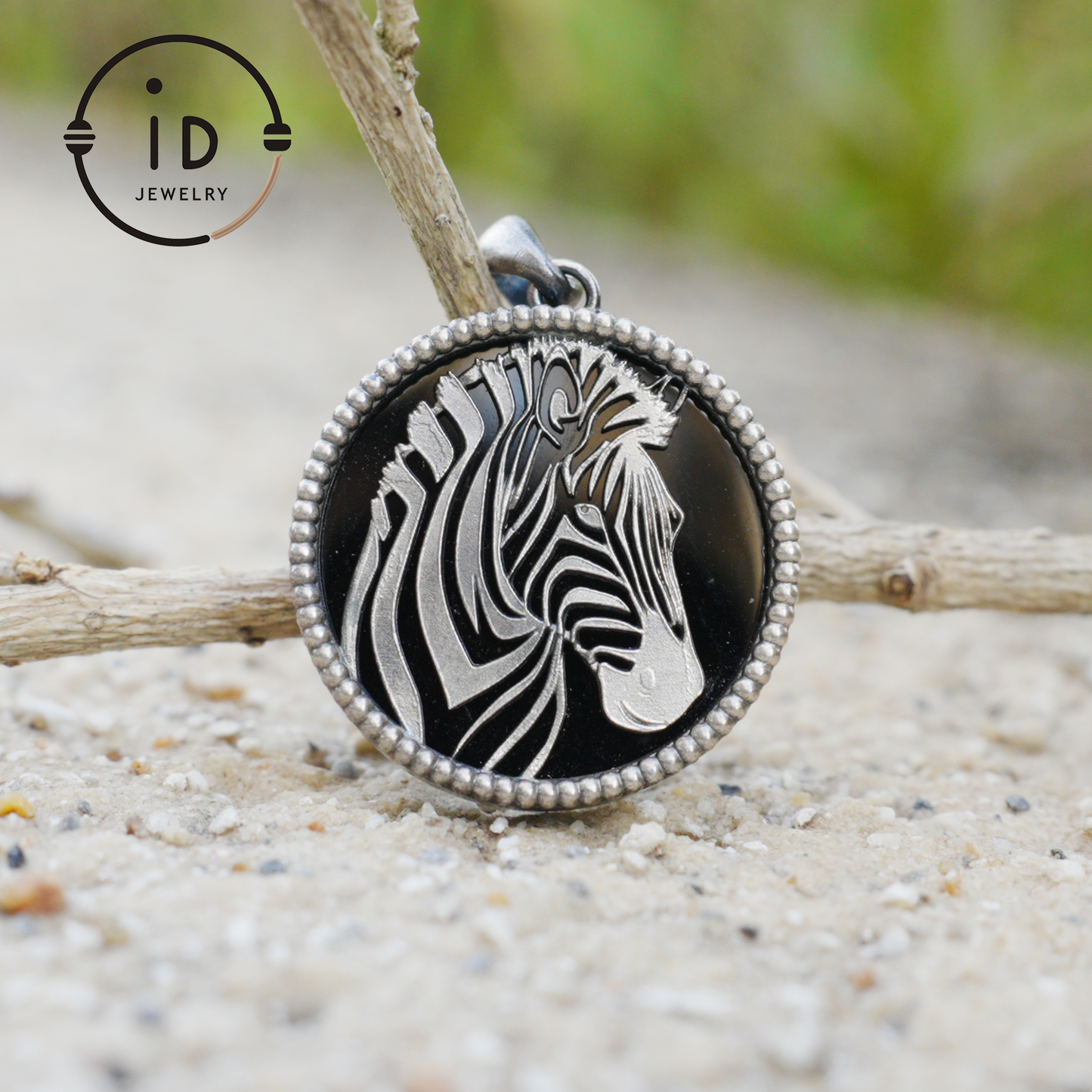 Wildtier-Zebra-Totem-Halskette | Handgefertigtes Reliefmedaillon aus 925er Sterlingsilber | Schwarz-weißer minimalistischer Unisex-Anhänger | Doppelseitiges Design
