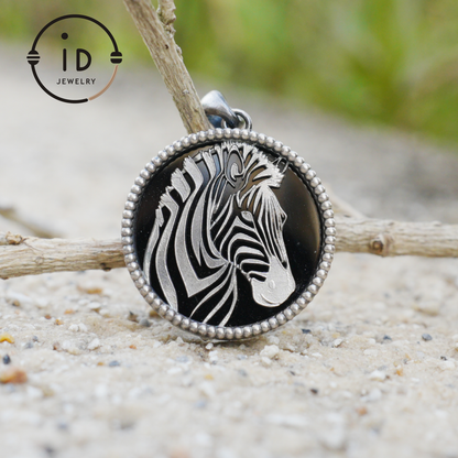 Wildtier-Zebra-Totem-Halskette | Handgefertigtes Reliefmedaillon aus 925er Sterlingsilber | Schwarz-weißer minimalistischer Unisex-Anhänger | Doppelseitiges Design