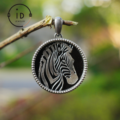 Wildtier-Zebra-Totem-Halskette | Handgefertigtes Reliefmedaillon aus 925er Sterlingsilber | Schwarz-weißer minimalistischer Unisex-Anhänger | Doppelseitiges Design