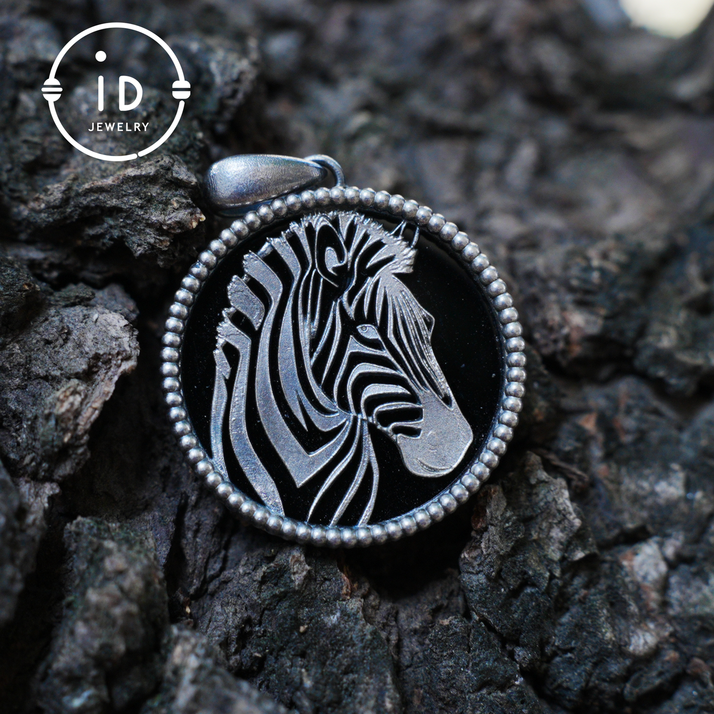 Wildtier-Zebra-Totem-Halskette | Handgefertigtes Reliefmedaillon aus 925er Sterlingsilber | Schwarz-weißer minimalistischer Unisex-Anhänger | Doppelseitiges Design