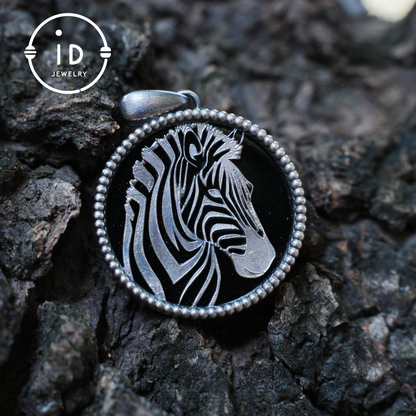 Wildtier-Zebra-Totem-Halskette | Handgefertigtes Reliefmedaillon aus 925er Sterlingsilber | Schwarz-weißer minimalistischer Unisex-Anhänger | Doppelseitiges Design