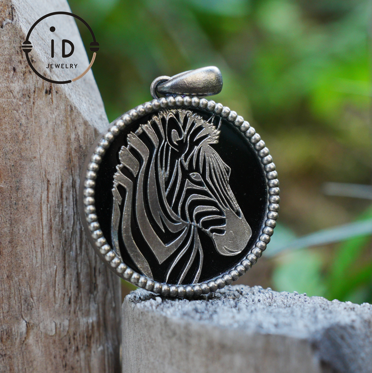 Wildtier-Zebra-Totem-Halskette | Handgefertigtes Reliefmedaillon aus 925er Sterlingsilber | Schwarz-weißer minimalistischer Unisex-Anhänger | Doppelseitiges Design