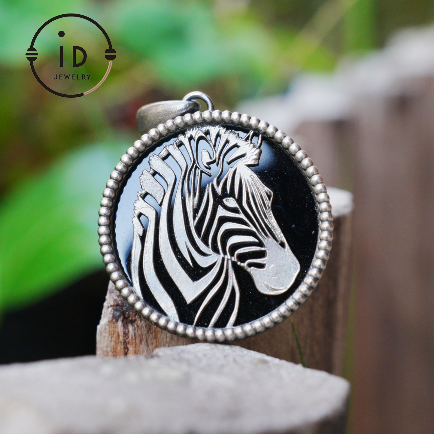 Wildtier-Zebra-Totem-Halskette | Handgefertigtes Reliefmedaillon aus 925er Sterlingsilber | Schwarz-weißer minimalistischer Unisex-Anhänger | Doppelseitiges Design