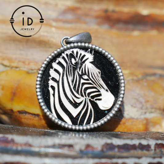 Wildtier-Zebra-Totem-Halskette | Handgefertigtes Reliefmedaillon aus 925er Sterlingsilber | Schwarz-weißer minimalistischer Unisex-Anhänger | Doppelseitiges Design