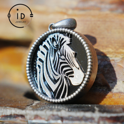 Wildtier-Zebra-Totem-Halskette | Handgefertigtes Reliefmedaillon aus 925er Sterlingsilber | Schwarz-weißer minimalistischer Unisex-Anhänger | Doppelseitiges Design