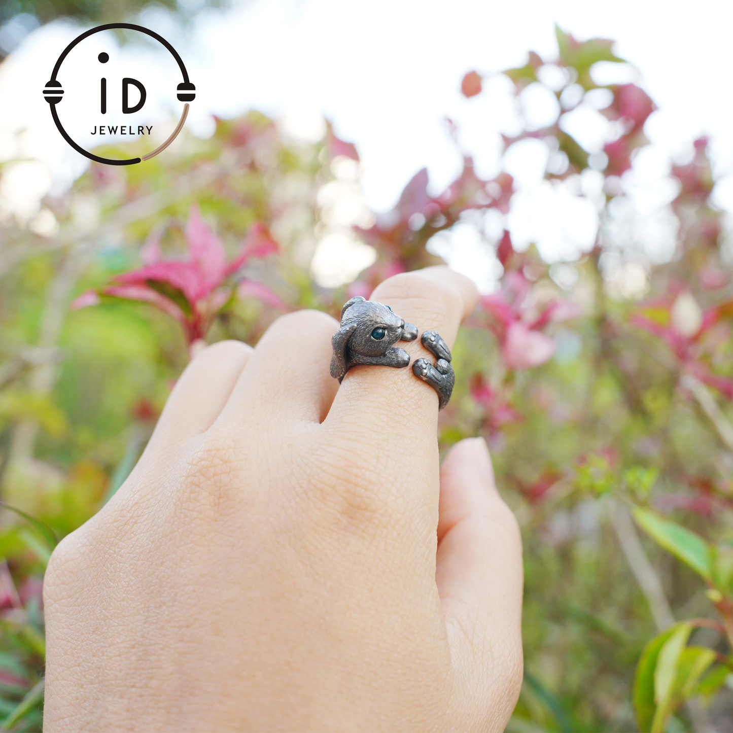 Handgefertigter Hasenring mit grünem Zirkon, Symbol des Frühlingserwachens, einzigartiger Silberschmuck