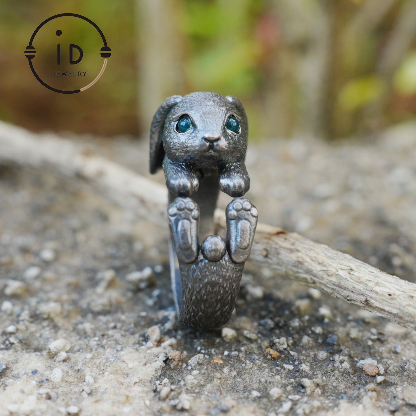 Handgefertigter Hasenring mit grünem Zirkon, Symbol des Frühlingserwachens, einzigartiger Silberschmuck