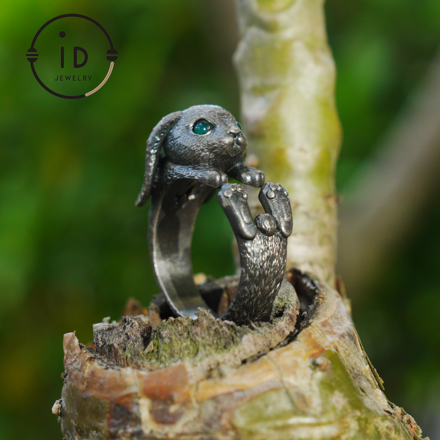 Handgefertigter Hasenring mit grünem Zirkon, Symbol des Frühlingserwachens, einzigartiger Silberschmuck