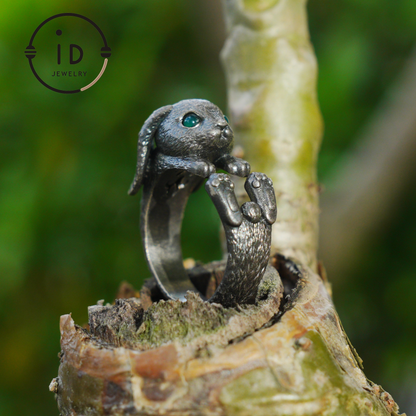Handgefertigter Hasenring mit grünem Zirkon, Symbol des Frühlingserwachens, einzigartiger Silberschmuck