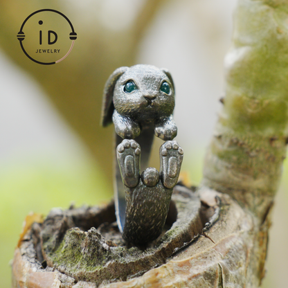 Handgefertigter Hasenring mit grünem Zirkon, Symbol des Frühlingserwachens, einzigartiger Silberschmuck