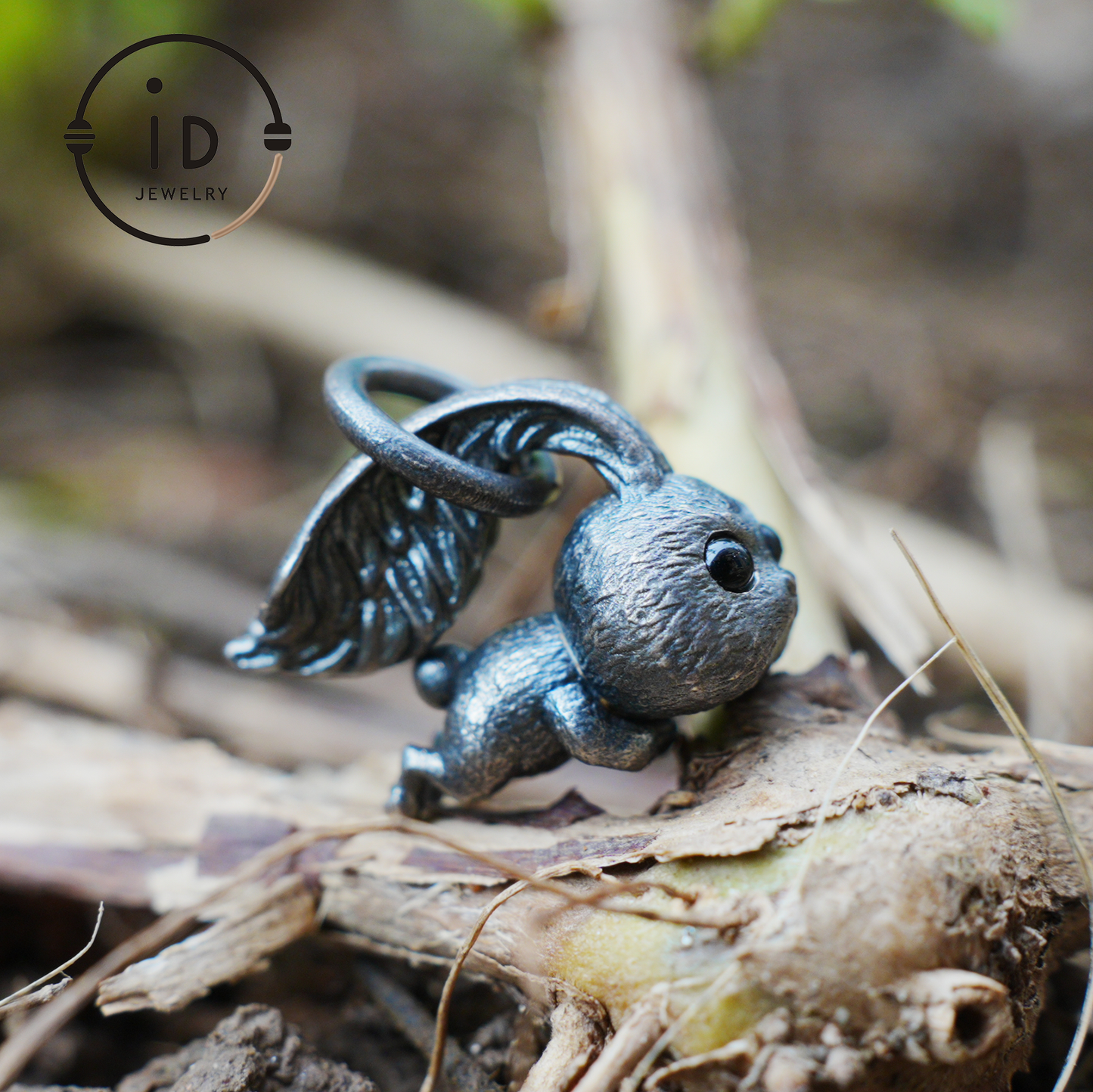 Kaninchenanhänger – springendes Häschentotem mit Onyxaugen, handgefertigtes Tieramulett, Symbol des Erwachens und Neubeginns