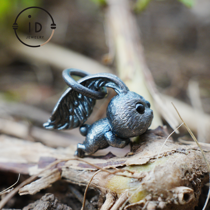 Kaninchenanhänger – springendes Häschentotem mit Onyxaugen, handgefertigtes Tieramulett, Symbol des Erwachens und Neubeginns