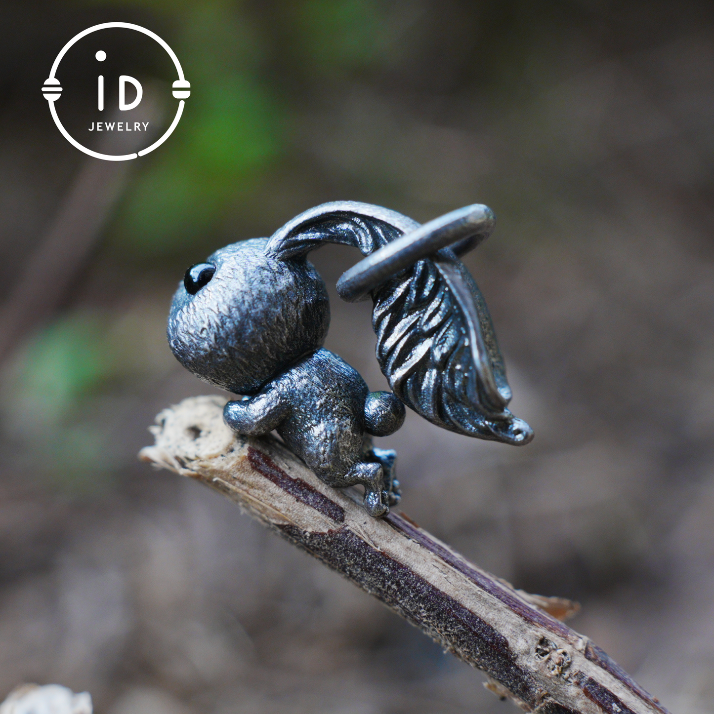 Kaninchenanhänger – springendes Häschentotem mit Onyxaugen, handgefertigtes Tieramulett, Symbol des Erwachens und Neubeginns