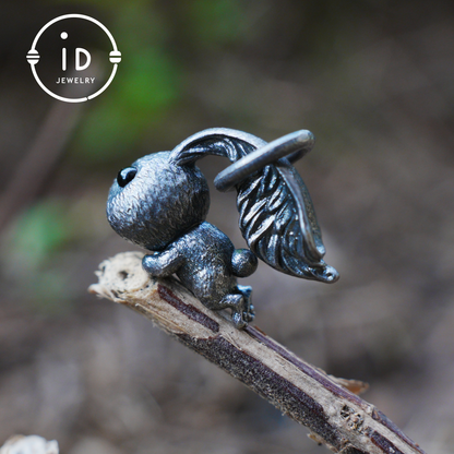 Kaninchenanhänger – springendes Häschentotem mit Onyxaugen, handgefertigtes Tieramulett, Symbol des Erwachens und Neubeginns