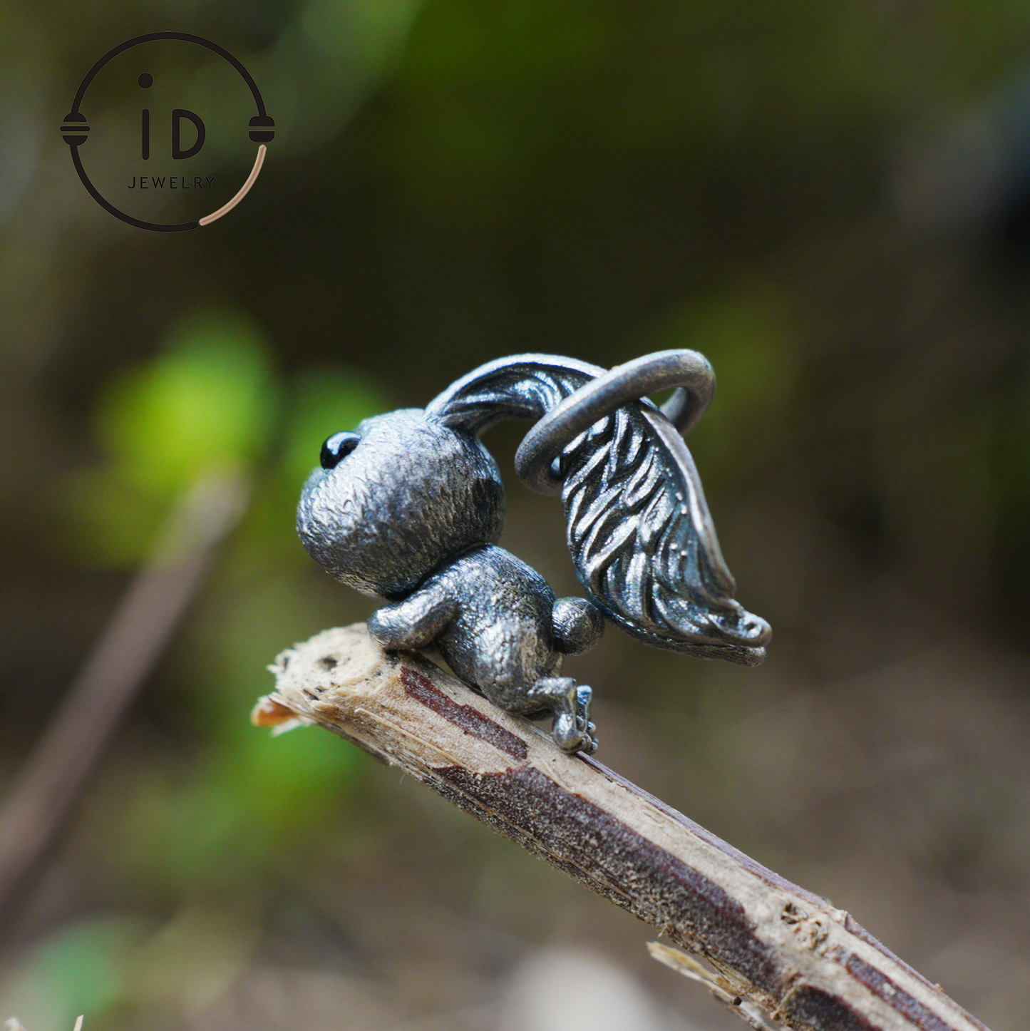 Kaninchenanhänger – springendes Häschentotem mit Onyxaugen, handgefertigtes Tieramulett, Symbol des Erwachens und Neubeginns