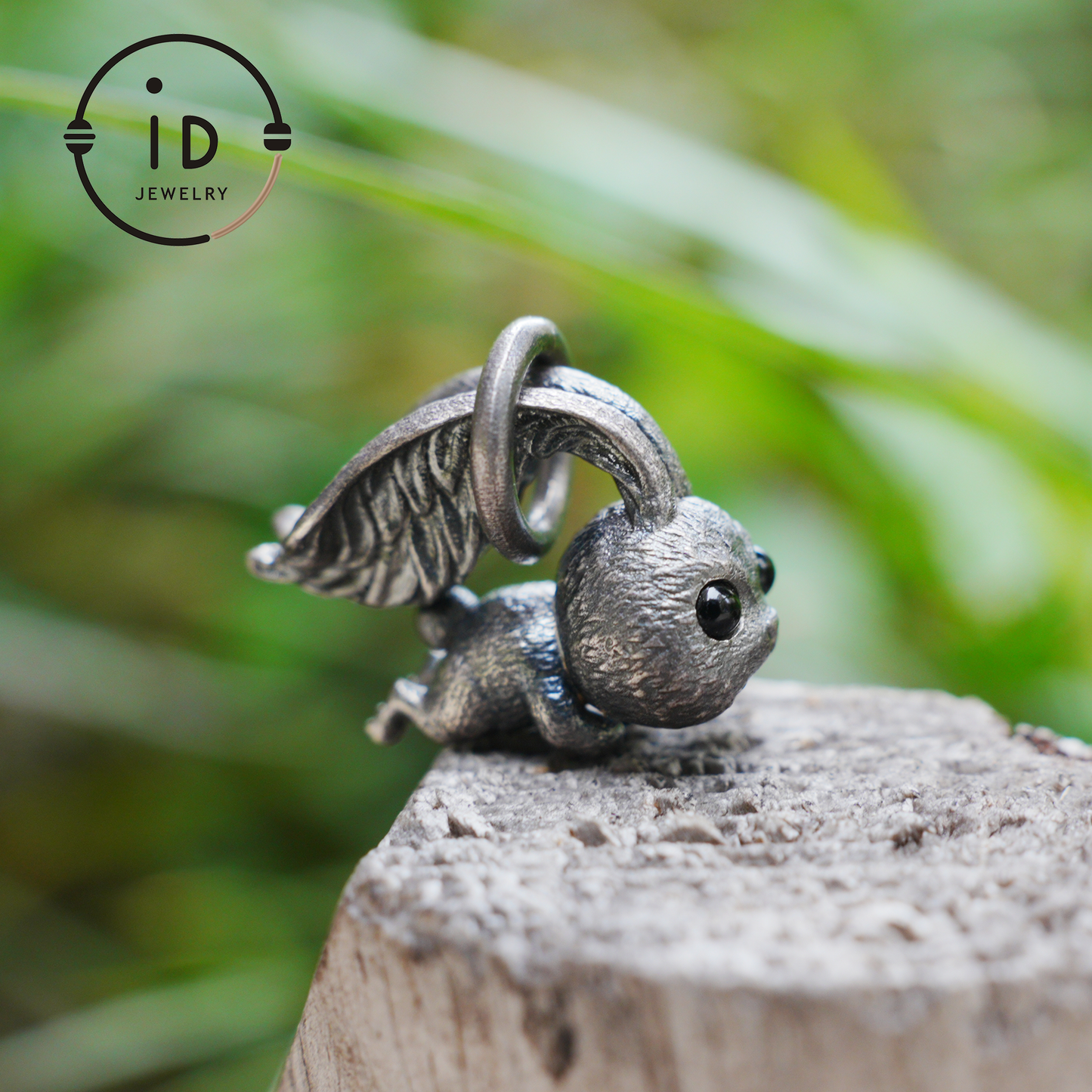 Kaninchenanhänger – springendes Häschentotem mit Onyxaugen, handgefertigtes Tieramulett, Symbol des Erwachens und Neubeginns