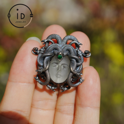 Anhänger „Schlafendes Auge“ · Silberner Medusa-Schmuck · Amulett der Göttin mit geschlossenem Auge, Quarz und Smaragd