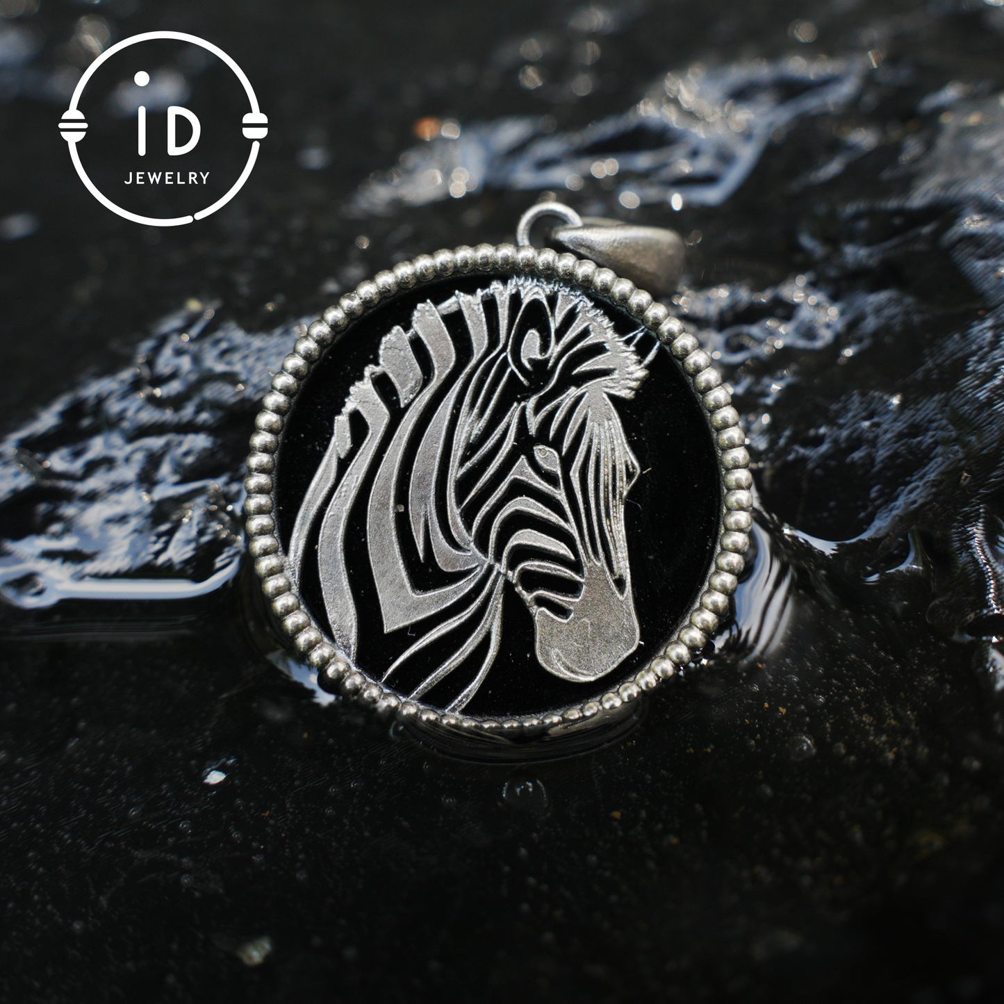 Wildtier-Zebra-Totem-Halskette | Handgefertigtes Reliefmedaillon aus 925er Sterlingsilber | Schwarz-weißer minimalistischer Unisex-Anhänger | Doppelseitiges Design