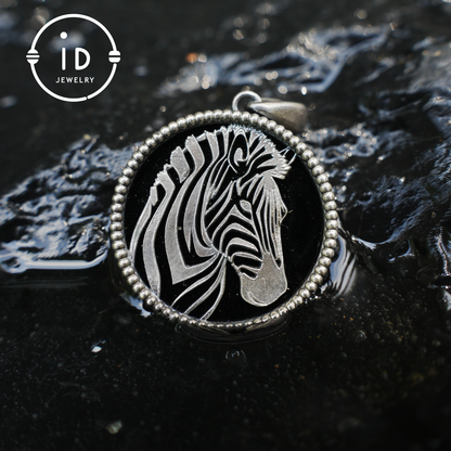 Wildtier-Zebra-Totem-Halskette | Handgefertigtes Reliefmedaillon aus 925er Sterlingsilber | Schwarz-weißer minimalistischer Unisex-Anhänger | Doppelseitiges Design