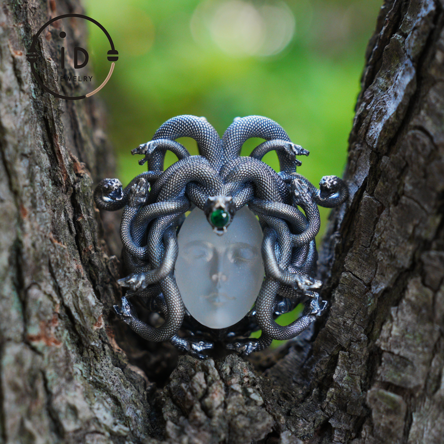 Anhänger „Schlafendes Auge“ · Silberner Medusa-Schmuck · Amulett der Göttin mit geschlossenem Auge, Quarz und Smaragd