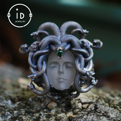 Anhänger „Schlafendes Auge“ · Silberner Medusa-Schmuck · Amulett der Göttin mit geschlossenem Auge, Quarz und Smaragd
