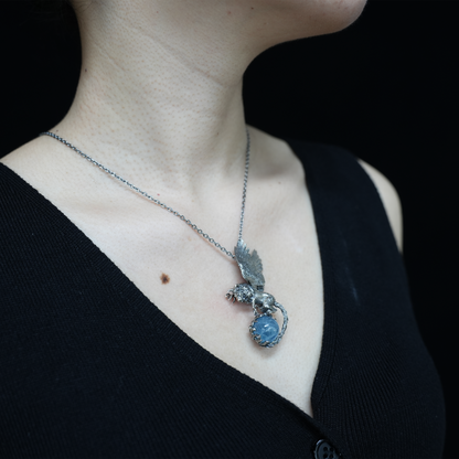 Geflügelter Löwenanhänger - Handgefertigter Schmuck aus 925er Sterlingsilber mit Aquamarin - Symbol der Weisheit und des spirituellen Schutzes - Geschenk für Sie 