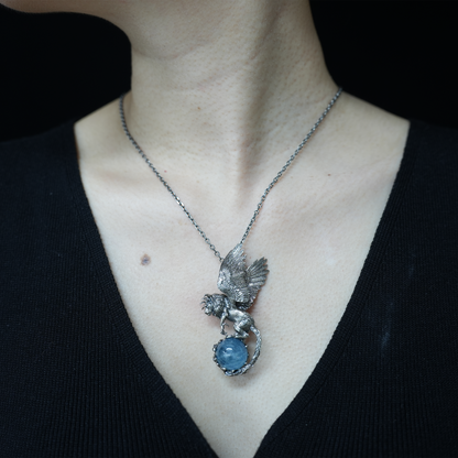 Geflügelter Löwenanhänger - Handgefertigter Schmuck aus 925er Sterlingsilber mit Aquamarin - Symbol der Weisheit und des spirituellen Schutzes - Geschenk für Sie 