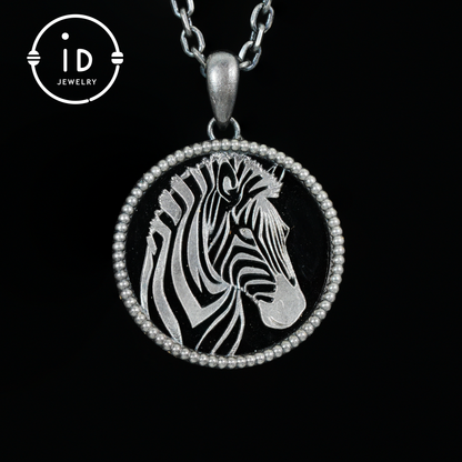Wildtier-Zebra-Totem-Halskette | Handgefertigtes Reliefmedaillon aus 925er Sterlingsilber | Schwarz-weißer minimalistischer Unisex-Anhänger | Doppelseitiges Design
