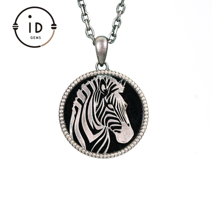 Wildtier-Zebra-Totem-Halskette | Handgefertigtes Reliefmedaillon aus 925er Sterlingsilber | Schwarz-weißer minimalistischer Unisex-Anhänger | Doppelseitiges Design
