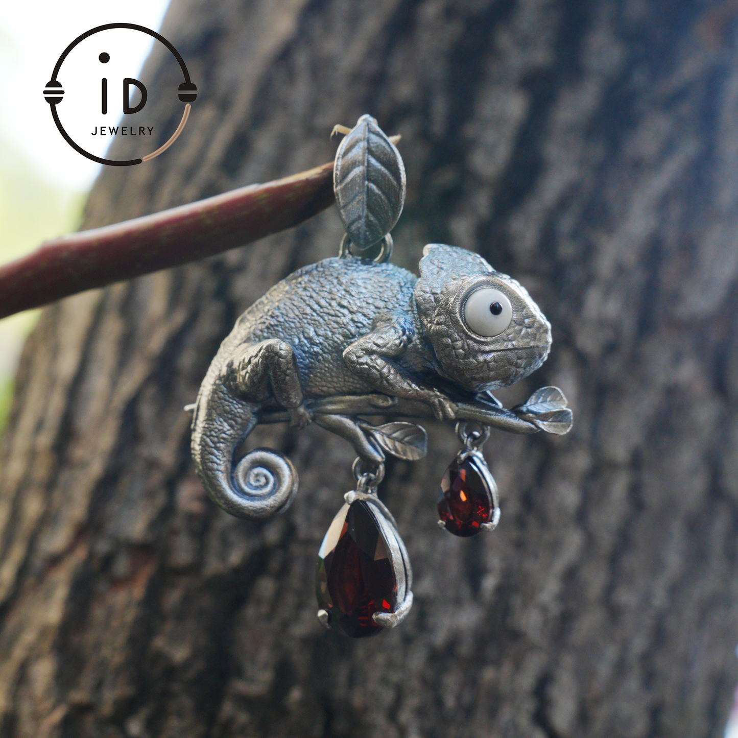 Chameleon Pendant in 925 Silver with Garnet and Howlite · Animal Gothic Necklace in Fairytale Style · Gift for Nature Lovers or Artists
