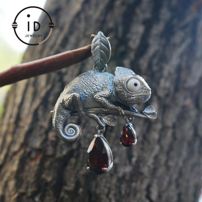 Chameleon Pendant in 925 Silver with Garnet and Howlite · Animal Gothic Necklace in Fairytale Style · Gift for Nature Lovers or Artists