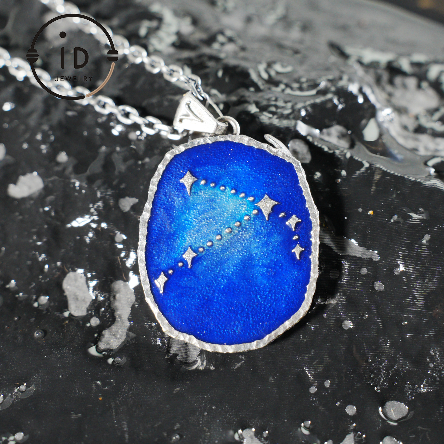 Widder-Medaillon-Anhänger | Unregelmäßiger „Meteoriten“-Rahmen | Blauer Emaille-Sternenglanz | Orangefarbener Zirkonia-Mitte | Handgefertigter Silberschmuck