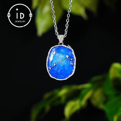 Widder-Medaillon-Anhänger | Unregelmäßiger „Meteoriten“-Rahmen | Blauer Emaille-Sternenglanz | Orangefarbener Zirkonia-Mitte | Handgefertigter Silberschmuck