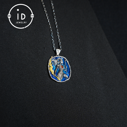 Widder-Medaillon-Anhänger | Unregelmäßiger „Meteoriten“-Rahmen | Blauer Emaille-Sternenglanz | Orangefarbener Zirkonia-Mitte | Handgefertigter Silberschmuck