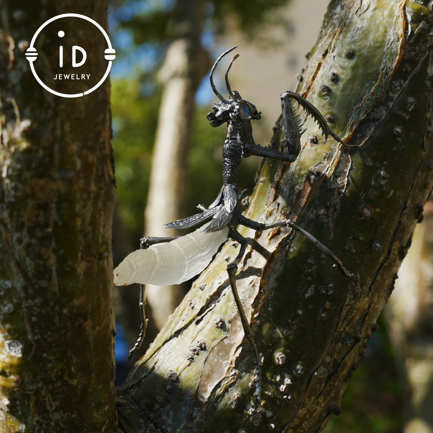 Gothic praying mantis figurine in 925 silver with white crystal and labradorite eyes, handmade insect sculpture, mystical decor piece