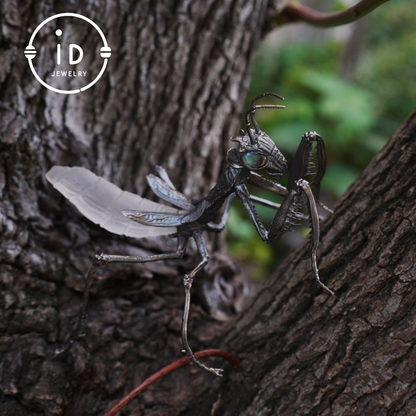 Gothic praying mantis figurine in 925 silver with white crystal and labradorite eyes, handmade insect sculpture, mystical decor piece