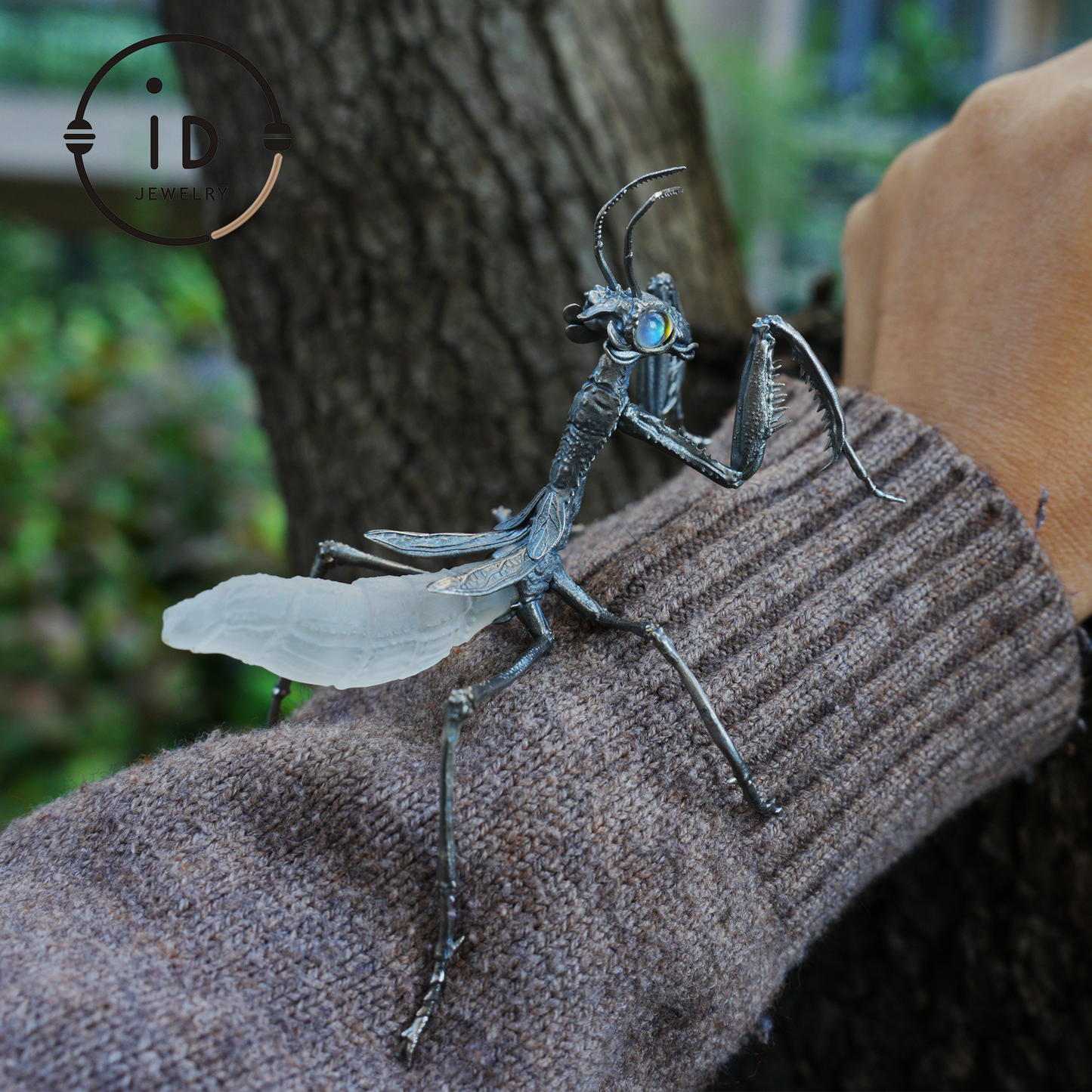 Gothic praying mantis figurine in 925 silver with white crystal and labradorite eyes, handmade insect sculpture, mystical decor piece