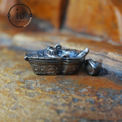 Gothic pendant in oxidized 925 silver with symbolic design, talisman for intuition and transformation, gift idea for her