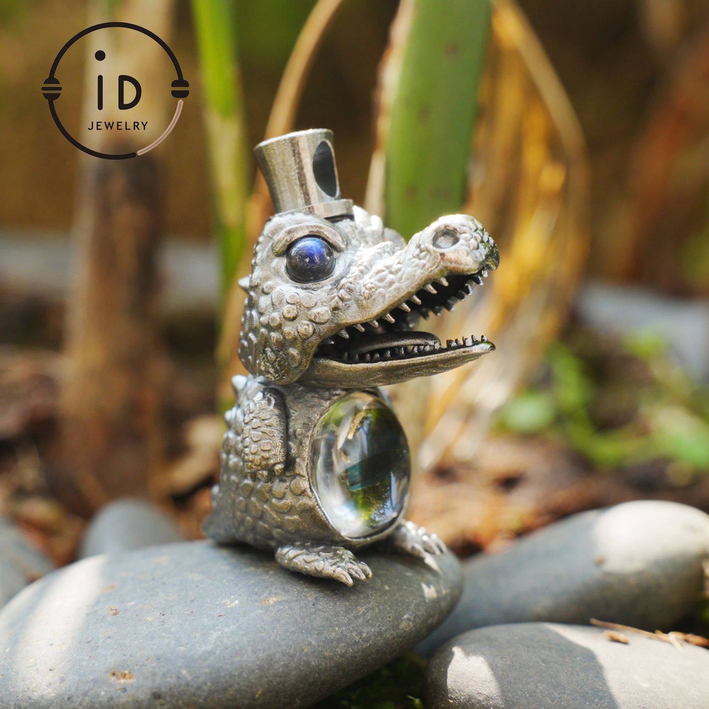 Totem pendant in 925 silver with crystal belly, crocodile figure with baby inside, labradorite eyes, gothic fairy tale style, gift for him