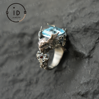 Walkürenring | Geflügeltes Helmdesign aus blauem Topa-Stein | Handgefertigter Ring im Stil der nordischen mythischen Kriegergöttin 