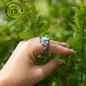 Walkürenring | Geflügeltes Helmdesign aus blauem Topa-Stein | Handgefertigter Ring im Stil der nordischen mythischen Kriegergöttin 