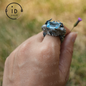 Walkürenring | Geflügeltes Helmdesign aus blauem Topa-Stein | Handgefertigter Ring im Stil der nordischen mythischen Kriegergöttin 
