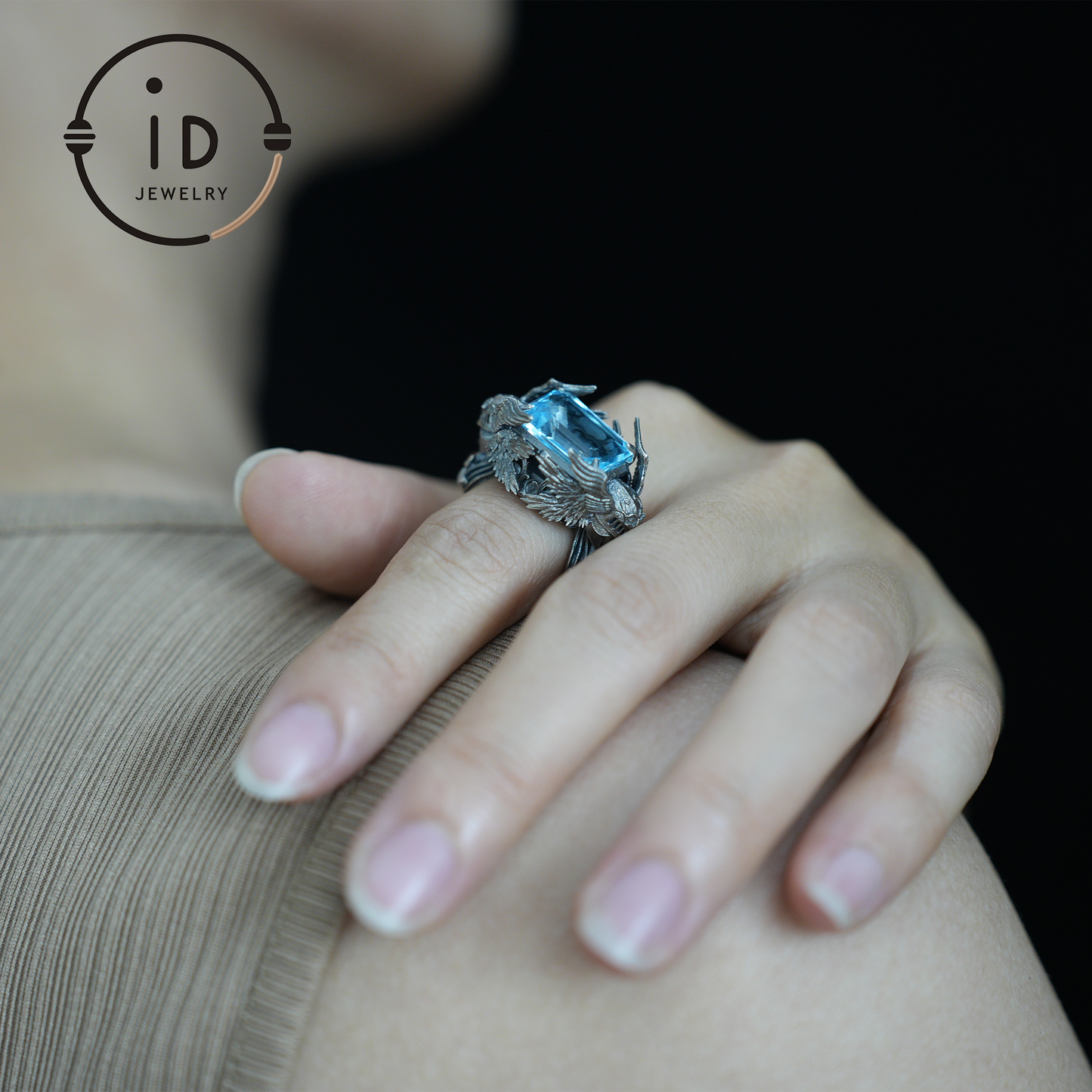 Walkürenring | Geflügeltes Helmdesign aus blauem Topa-Stein | Handgefertigter Ring im Stil der nordischen mythischen Kriegergöttin 