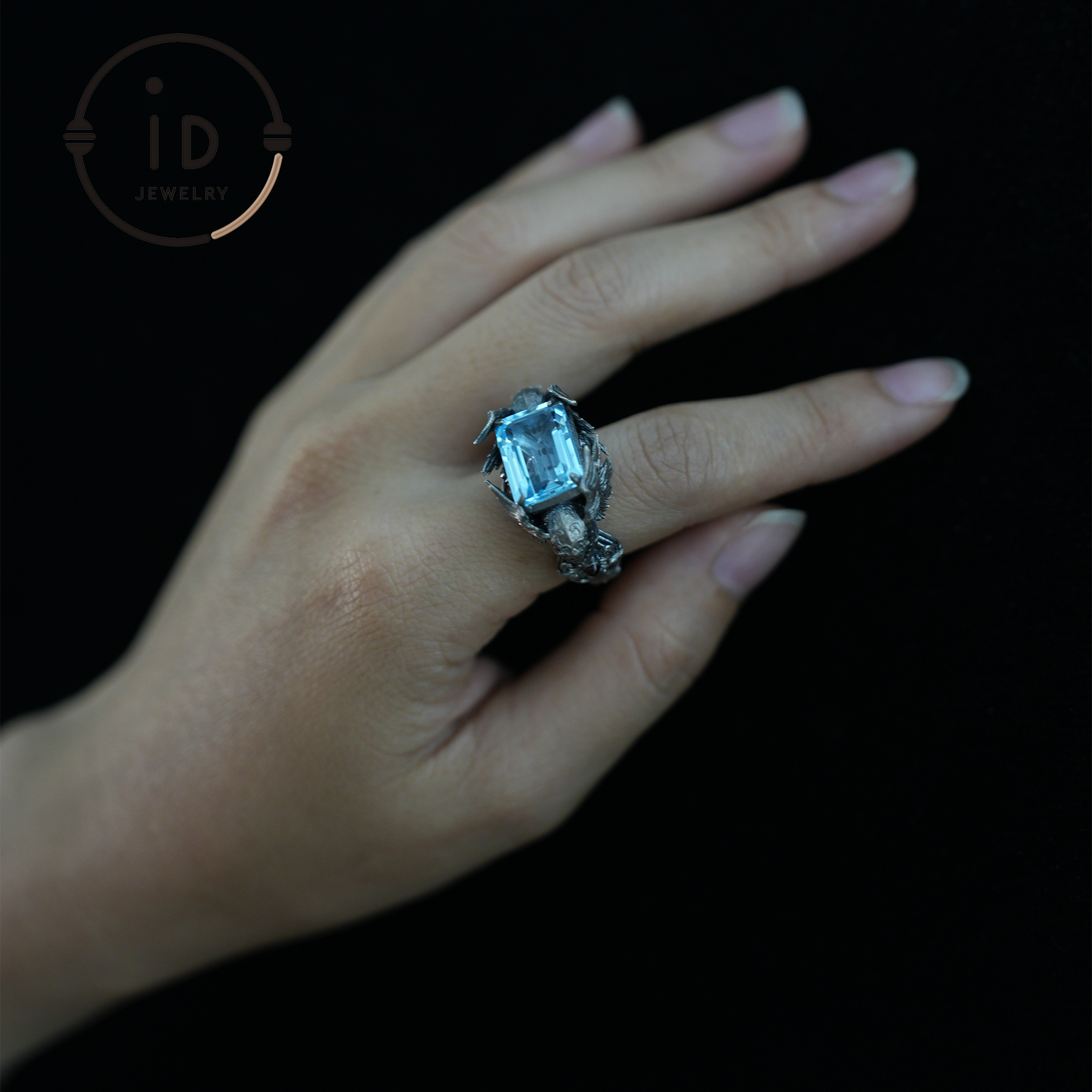 Walkürenring | Geflügeltes Helmdesign aus blauem Topa-Stein | Handgefertigter Ring im Stil der nordischen mythischen Kriegergöttin 