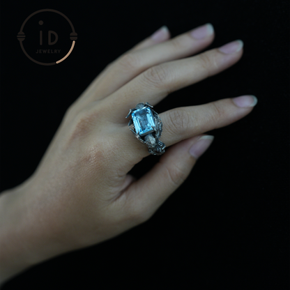 Walkürenring | Geflügeltes Helmdesign aus blauem Topa-Stein | Handgefertigter Ring im Stil der nordischen mythischen Kriegergöttin 