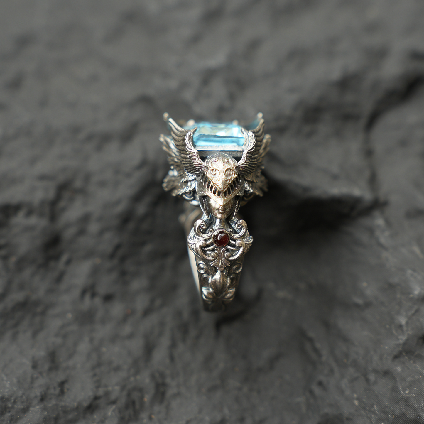 Walkürenring | Geflügeltes Helmdesign aus blauem Topa-Stein | Handgefertigter Ring im Stil der nordischen mythischen Kriegergöttin 