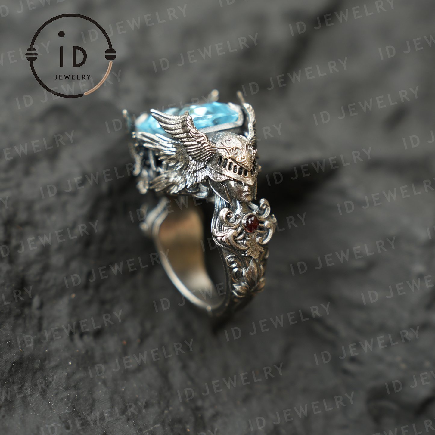 Walkürenring | Geflügeltes Helmdesign aus blauem Topa-Stein | Handgefertigter Ring im Stil der nordischen mythischen Kriegergöttin 